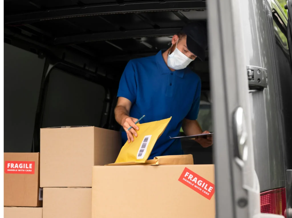 Almacén con estanterías llenas de productos listos para su distribución.